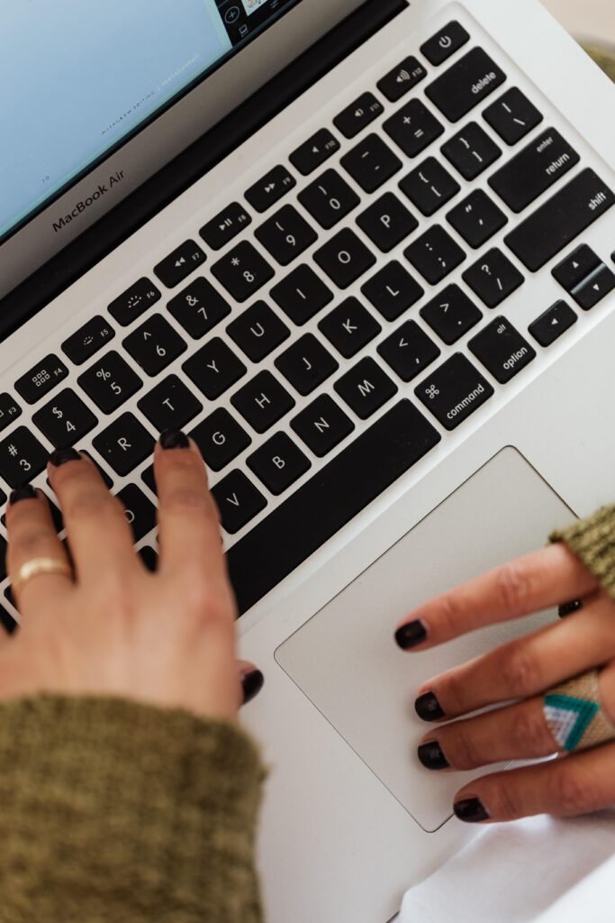 Manos de mujer sobre teclado de computadora